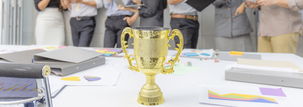 troféu na mesa simbolizando premiação