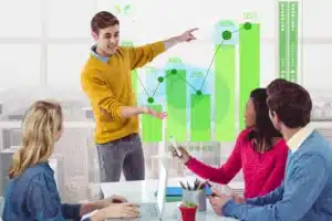 A imagem mostra uma equipe reunida em um ambiente corporativo enquanto um profissional apresenta dados de desempenho em um painel visual. Gráficos de barras, linhas, percentuais e indicadores de crescimento aparecem ao fundo, representando o acompanhamento de metas, resultados e evolução de uma estratégia. A cena reforça a importância dos dados para analisar performance, medir resultados e apoiar decisões em campanhas de incentivo.